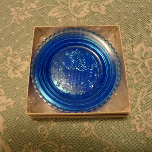 VINTAGE SET OF 2 SMALL BLUE GLASS DECORATIVE PLATES 1 EAGLE NYE 64 ETC. LOT - Picture 6 of 7